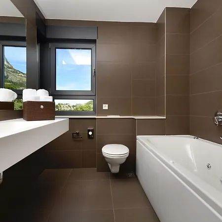 View A Luxury In Makarska, Heated Private Pool, Jacuzzi, Gym マカルスカ