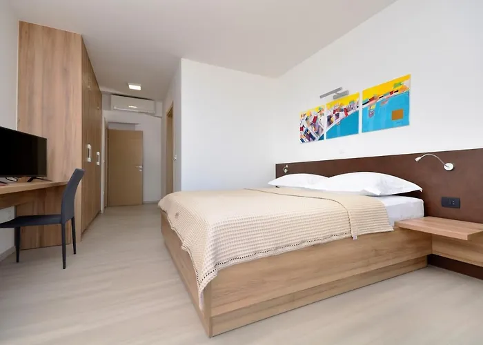 View A Luxury In Makarska, Heated Private Pool, Jacuzzi, Gym וילה